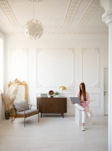 Декорирование с помощью белой лепнины: как создать уникальный стиль в вашем доме.